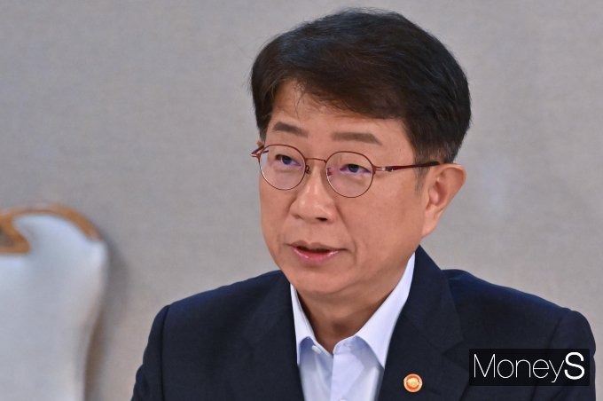 박상우 국토부 장관이 TV조선 뉴스9에 출연해 최근 서울 아파트값 상승과 관련해 일부 지역에서 나타나는 현상이라며 이전 정부와 같이 급격한 상승은 없을 것으로 내다봤다. 사진은 박 장관이 지난 8일 서울 종로구 세종대로 정부서울청사에서 진행된 부동산관계장관회의에 참석했던 모습. /사진=임한별 기자