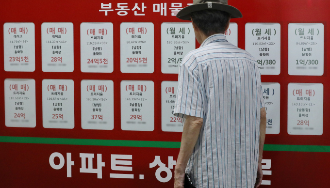 디딤돌·버팀목 대출 금리 인상 관련 소식에  6억원 초과의 중·고가 아파트가 아닌 서민 대상 대출 금리부터 선제적으로 올려 서민들의 주거비 부담을 키운다는 불만이 나온다. 사진은 지난 11일 서울 송파구 부동산중개업소 앞에서 한 시민이 매물 정보를 바라보고있는 모습. /사진=뉴스1 