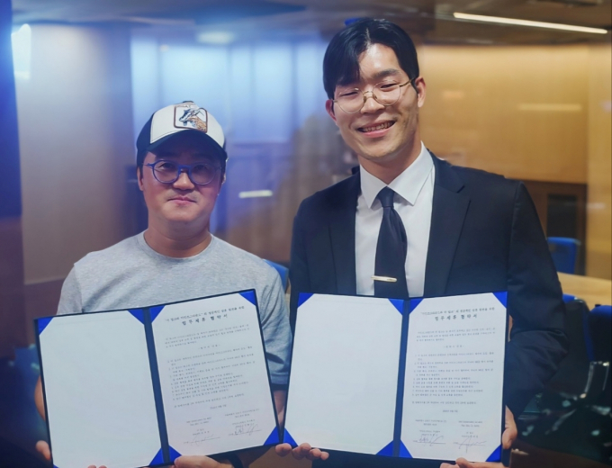 손재권 더밀크 대표(좌측)와 민환기 마인즈그라운드 대표이사가  업무 협약(MOU) 체결 후 기념촬영을 하고 있다.