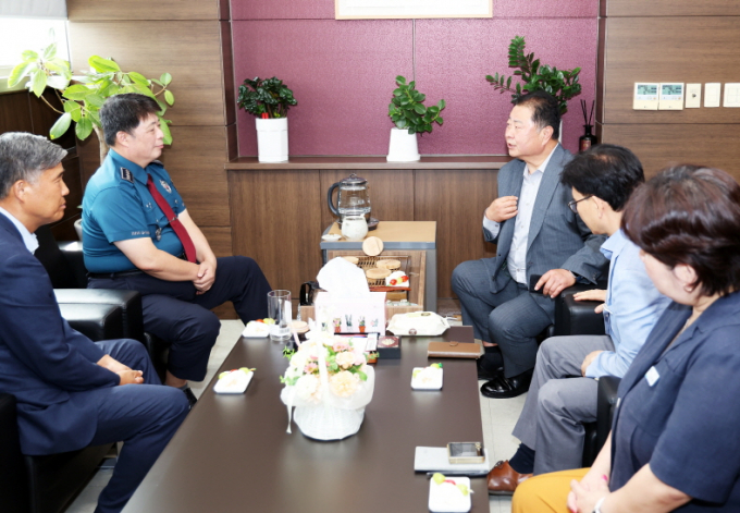 김경일 파주시장(오른쪽 위)이 지난 12일 파주경찰서를 방문해 김영진 파주경찰서장(왼쪽 위)과 상호 협력 방안을 논의했다. /사진제공=파주시