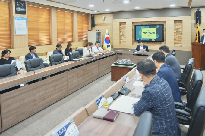 포천시의회가 지난 12일 의회 2층 회의실에서 집행부와 주요 현안을 논의하는 간담회를 개최하고 있다. / 사진제공=포천시의회 