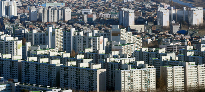 7월 전국 아파트 입주율이 전월대비 올랐지만 지방 일부 지역은 떠러진 것으로 조사됐다. 사진은 서울시내 한 아파트 밀집 지역. /사진=뉴시스