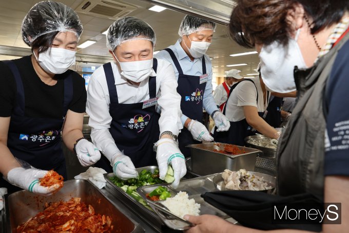고병일 광주은행장(왼쪽 두번째)은 지난 12일  빛고을노인건강타운 구내식당에서 임직원, 대학생홍보대사 그리고 신수정 광주광역시의회 의장(왼쪽)을 비롯한 광주시의원들과 함꼐 말복맞이 삼계탕 배식 봉사활동을 하고 있다/사진=광주은행 제공.