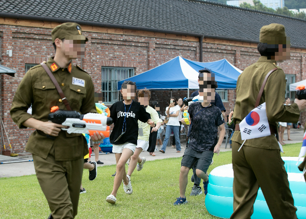 광복절을 맞아 진행 예정인 독립군 전투 체험에 대한 누리꾼들의 의견이 갈리고 있다. 사진은 지난 2023년 8월14일 서울 서대문형무소역사관에서 서대문 독립축제에서 열린 독립군 전투 체험 프로그램에 참여한 아이들의 모습. /사진=뉴스1