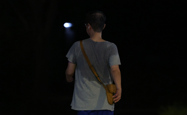 오는 14일 전국이 가끔 구름이 많은 가운데 더운 날씨가 예상되며 일부지역에서 천둥·번개를 동반한 소나기가 예상된다. 사진은 지난 12일 서울 영등포구 여의도한강공원 물빛광장 인근에서 산책하는 한 시민의 옷이 땀으로 젖은 모습. /사진=뉴시스