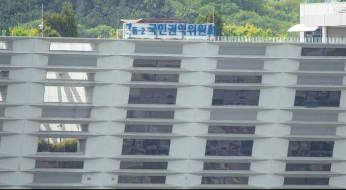 국민권익위원회 간부급 공무원 사망 사건에 대해 유족들의 순직 인정 신청 절차를 지원하겠다고 전했다. 사진은 권익위 청사 전경. /사진=뉴스1