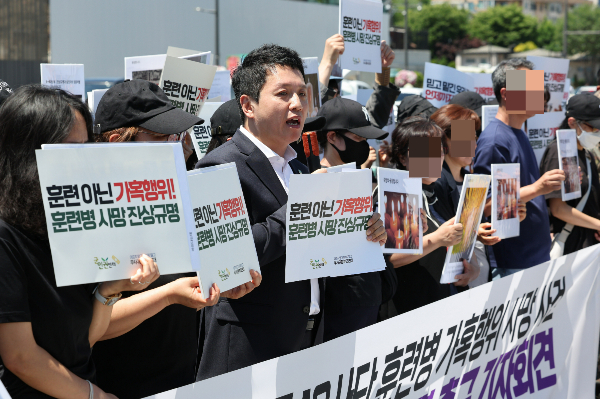 12사단 훈련병 사망 사건을 수사하던 군 관계자가 유족에게 욕설을 했다는 주장이 제기됐다. 사진은 지난 6월4일 서울 용산구 전쟁기념관 앞에서 열린 육군 12사단 훈련병 가혹행위 사망 사건 규탄 및 진상규명 촉구 기자회견에 참석한 임태훈 군인권센터 소장. /사진=뉴스1 