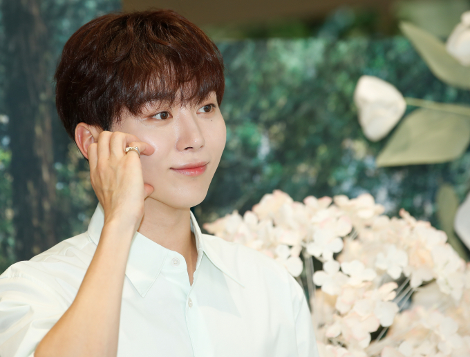그룹 세븐틴(SEVENTEEN) 승관(본명 부승관)이 맥주를 든 사진과 음주 경고문을 개인 계정에 올렸다가 난데없이 악성 댓글 폭탄을 받았다.사진은 지난달 26일 서울 강남구 LG유플러스 일상비일상에서 열린 유한킴벌리 스킨케어 브랜드 '포레스트'의 팝업 스토어 오픈 행사에 참석한 그룹 세븐틴 멤버 승관. /사진=뉴스1