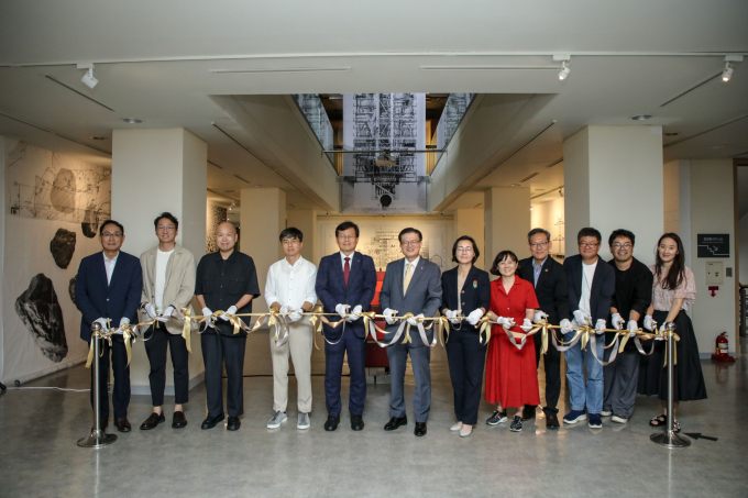 사진 왼쪽부터 안신원 한양대학교 박물관장, 권민호 작가, 김상균 작가, 정현철 한양대학교 부총장, 이현준 한국시멘트협회 회장, 정나리 LH토지주택박물관장, 백영화 사계절 공정여행 대표, 임창윤 성동문화재단 본부장, 한양대학교 한동수·안기현·서연수 교수. /사진=한국시멘트협회