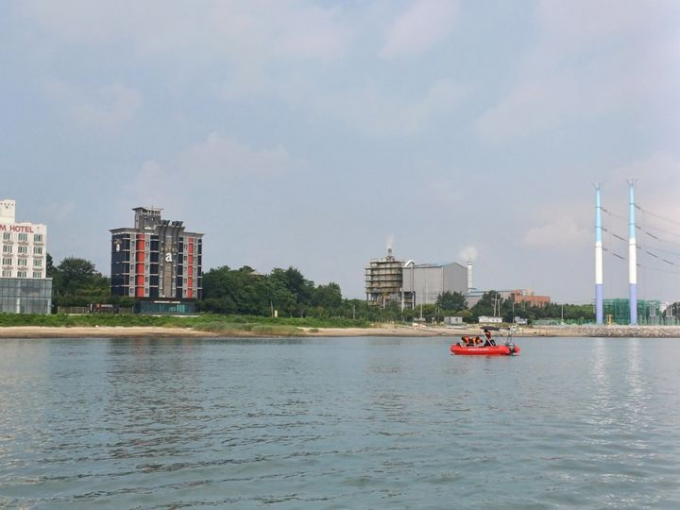 지난 12일 충남 당진 서해대교 인근에서 실종된 50대 남성 A씨가 인근 해상서 숨진 채 발견됐다. 사진은 서해대교 인근 바다에서 실종된 A씨를 수색하고 있는 당진소방서 소방대원들의 모습. /사진=뉴시스(당진소방서 제공)