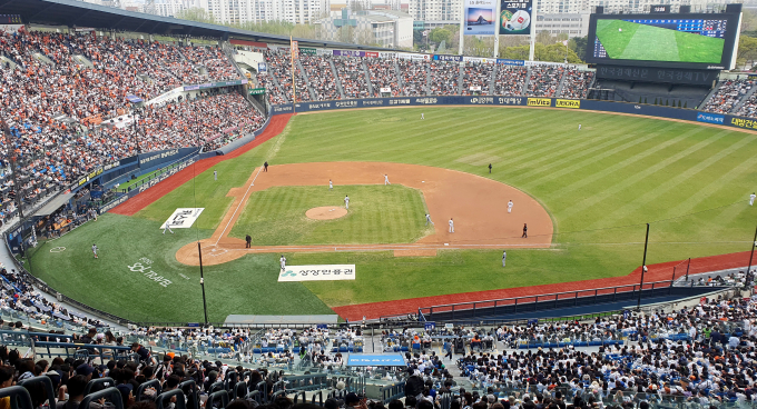 2024시즌 프로야구가 역대 가장 빠른 페이스로 800만 관중 돌파를 눈앞에 뒀다. 사진은 서울 잠실야구장 관중석 모습. /사진= 뉴스1