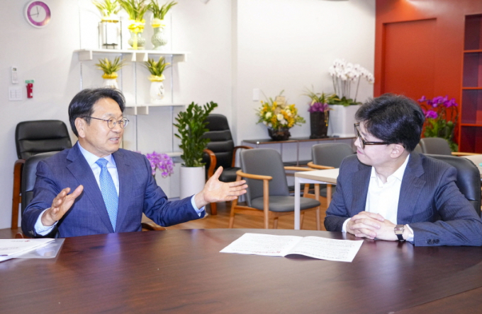 강기정 광주광역시장(왼쪽)이 13일 오전 서울 여의도 국민의힘 당사를 찾아 한동훈 국민의힘 대표(오른쪽)와 면담을 하고 있다./사진=광주시