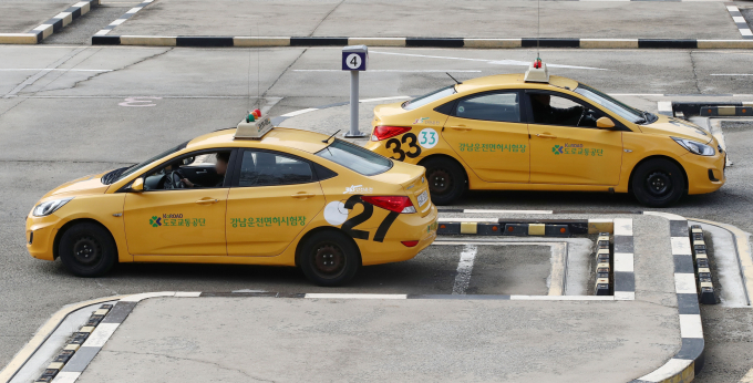 13일 전산 장애로 인해 전국 운전면허시험장에서 한때 업무 차질이 빚어졌다. 사진은 서울 강남구 강남운전면허시험장에서 응시생들이 운전면허 기능시험을 보고 있는 모습으로 기사와 무관함. /사진=뉴스1