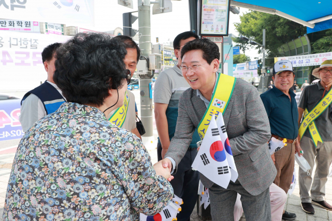 이상일 용인특례시장은 처인구 역북동 명지대학교 사거리 앞 태극기 배부 현장을 찾아 행사 참가자들을 격려했다 / 사진제공=용인특례시