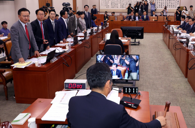 국회 법제사법위원회 소속 더불어민주당 의원들이 13일 윤석열 대통령 탄핵소추안 발의 국민청원 관련 청문회에 불출석한 증인 14명을 고발했다고 밝혔다. 사진은 정청래 국회 법제사법위원장이 지난달 31일 서울 여의도 국회에서 열린 법제사법위원회에서 '전국민 25만원 지원법', '노란봉투법'을 표결 처리하자 국민의힘 간사와 의원들이 일어나 항의하는 모습. /사진=뉴시스