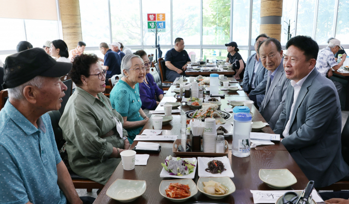 서태원 가평군수가 제79주년 광복절을 맞아 관내 관내 광복회원들을 초청해 관내 식당에서 감담회를 겸한 오찬을 함께하며 담소를 나누고 있다. /사진제공=가평군