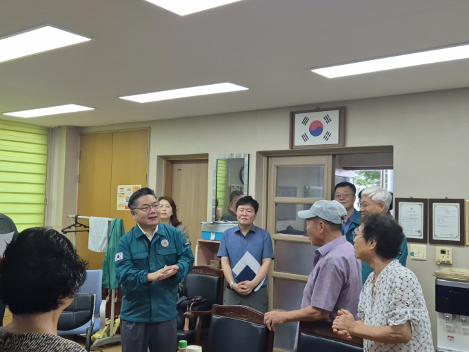 고양시는 지난 12일 무더위 쉼터로 운영 중인 소개울 경로당을 방문해 냉방기 상태 등을 점검 했다. /사진제공=고양시