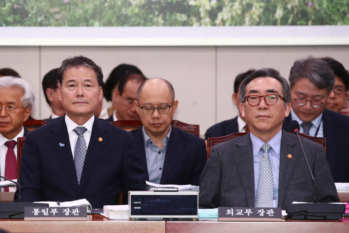 조태열 외교부 장관이 일본 사도광산 유네스코 세계유산으로 등재와 관련해 일제강점기 조선인 강제노역 표현이 빠진 것에 대한 지적에 "강제성을 포기하진 않았다"고 밝혔다. 사진은 조 장관(오른쪽)과 김영호 통일부장관이 13일 서울 여의도 국회에서 열린 외교통일위원회 1차 전체회의에 출석한 모습. /사진=뉴스1