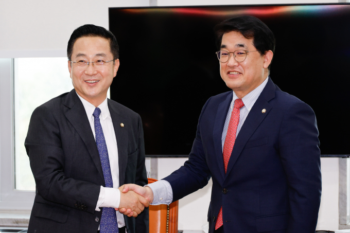 여·야가 오는 28일 국회 본회의를 개최하기로 의견을 모았다. 사진은 박성준 더불어민주당(왼쪽)·배준영 국민의힘 원내수석부대표가 13일 서울 여의도 국회 운영위원회 소회의실에서 회동한 모습. /사진=뉴스1