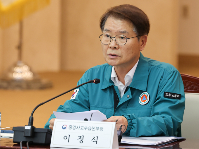 경기 화성 아리셀 공장 화재사고 중앙사고수습본부(중수본)이 사고 수습 현황과 '외국인 근로자 및 소규모 사업장 안전 강화 대책'을 발표했다. 사진은 이정식 고용노동부 장관이 13일 서울 종로구 정부서울청사에서 열린 중수본 제3차 회의에서 모두발언을 하는 모습. /사진=뉴스1
