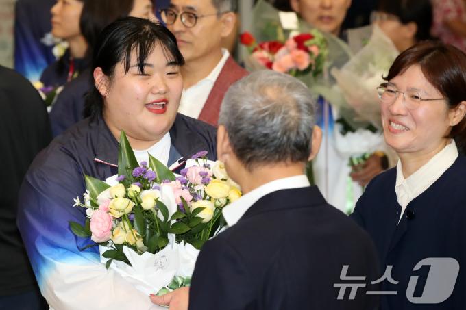 [사진] 역도 박혜정 '유인촌 장관·장미란 차관과 웃으며'