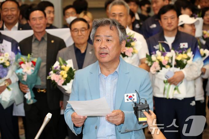 [사진] 이기흥 대한체육회장 파리 올림픽 마치고 귀국