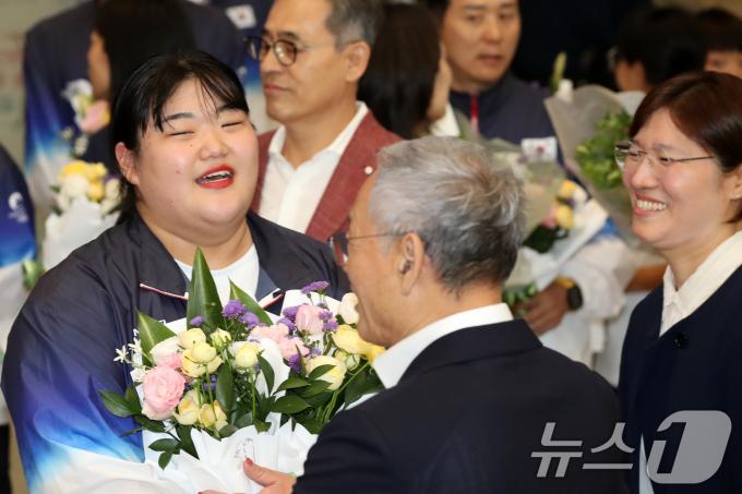 [사진] 유인촌 장관, 장미란 2차관과 대화 나누는 역도 박혜정