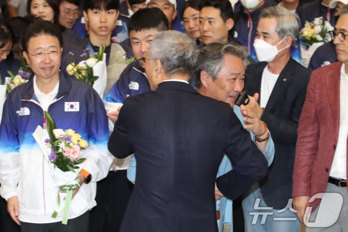 [사진] 유인촌 문체부 장관과 포옹하는 이기흥 대한체육회장