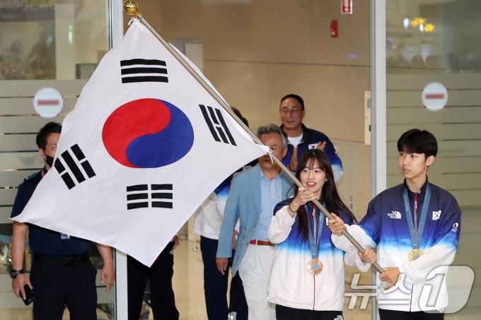 [사진] 파리 올림픽 본진 귀국 태극기 든 임애지와 박태준