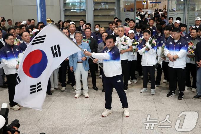 [사진] 파리 올림픽 본진 귀국 '태극기 흔들며'
