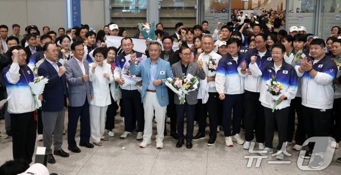 [사진] 성과 자축하는 파리 올림픽 본진