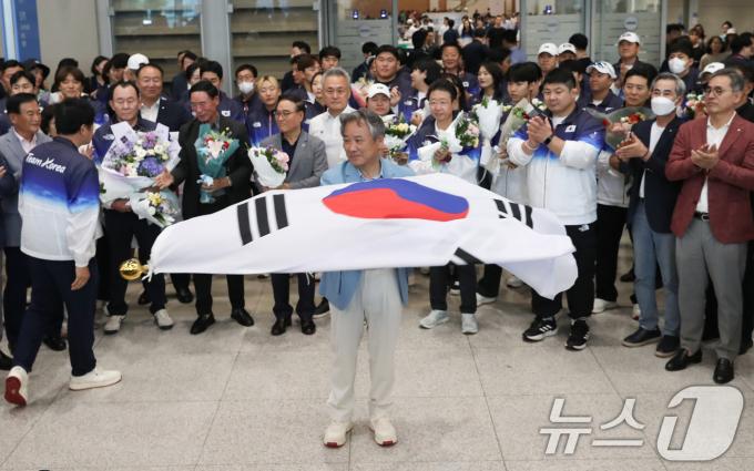 [사진] 태극기 흔드는 이기흥 대한체육회장
