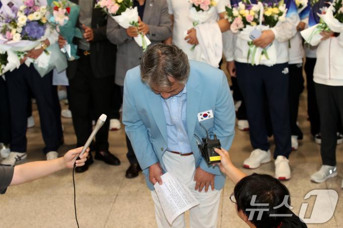 [사진] 고개 숙여 인사하는 이기흥 대한체육회장