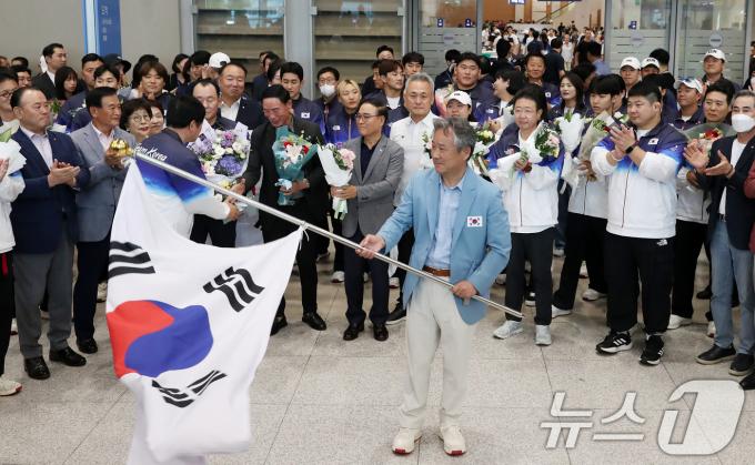 [사진] 파리 올림픽 마치고 태극기 흔드는 이기흥 대한체육회장