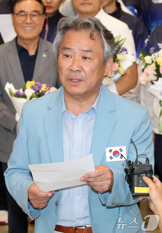 [사진] 귀국한 이기흥 대한체육회장 '배드민턴 협회 논란 문제 해결방안은?'