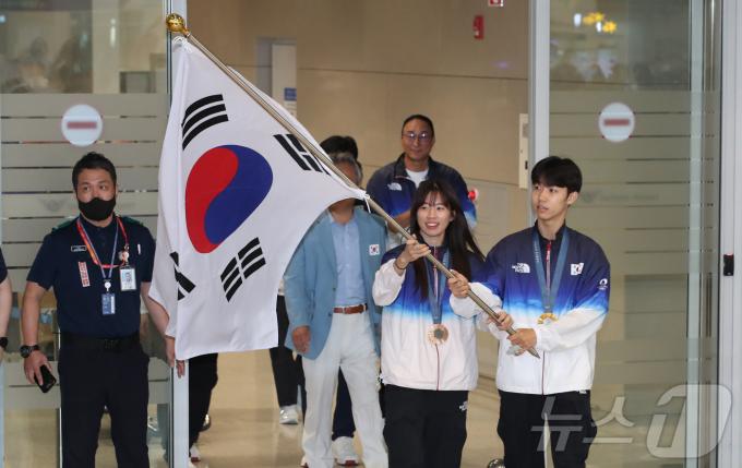 파리올림픽 선수단 본진이 13일 오후 인천국제공항 제2여객터미널을 통해 귀국하고 있다. 대한민국은 2024파리올림픽에서 총 32개의 메달(금 13, 은 9, 동 10)과 종합순위 8위라는 '역대급 성과'를 기록했다.2024.8.13/뉴스1 ⓒ News1 이승배 기자