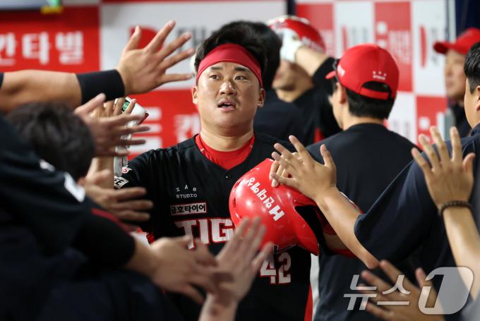 [사진] KIA 김태군을 향한 손길
