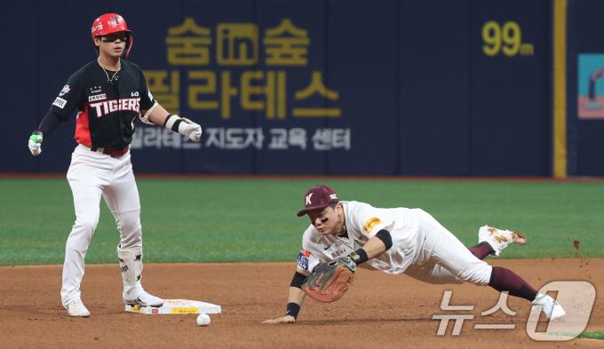 [사진] 선취점 올리는 KIA 박찬호의 2루타