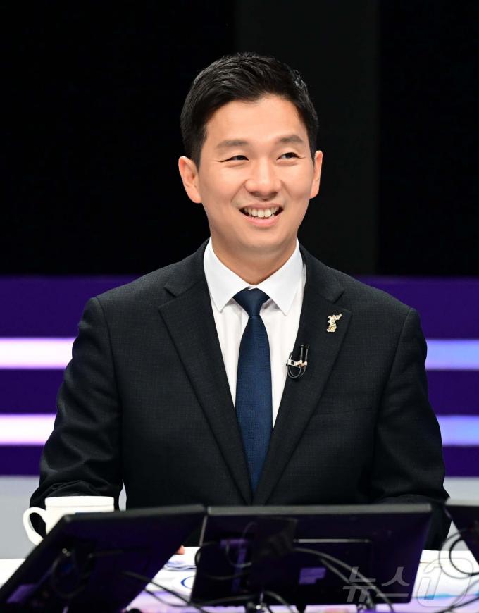 [사진] 토론회 준비하는 김지수 당대표 후보