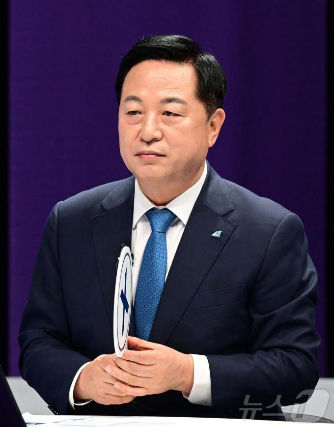 [사진] 토론회 준비하는 김두관 당대표 후보