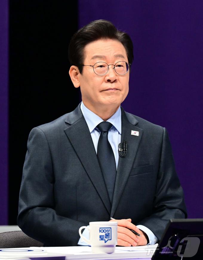 [사진] 토론회 준비하는 이재명 당대표 후보
