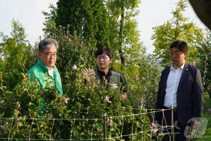 [사진] 국립세종수목원 무궁화원 현장점검 나선 임상섭 산림청장