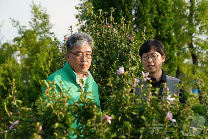 [사진] 국립세종수목원 무궁화원 현장점검 나선 임상섭 산림청장