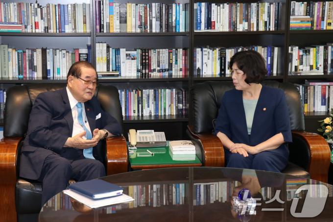 강정애 국가보훈부 장관이 13일 오후 광복절 경축식 참석을 설득하기 위해 서울 여의도 광복회관을 방문, 이종찬 회장과 면담하고 있다. (국가보훈부 제공) 2024.8.13/뉴스1