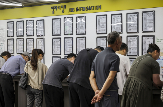 서울 마포구 서부고용복지플러스센터를 찾은 구직자들이 상담을 위해 서류를 작성하고 있다. / 사진=뉴시스 정병혁 기자 