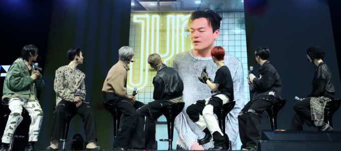그룹 올아워즈가 예스24라이브홀에서 열린 첫 번째 미니 앨범 'ALL OURS' 쇼케이스에서 박진영 영상 편지를 보고 있다./사진=뉴시스