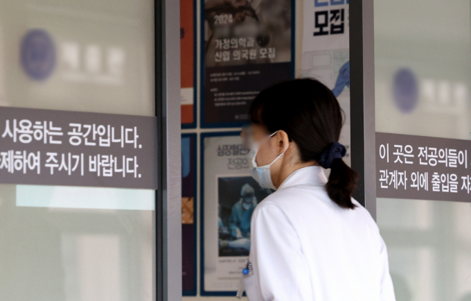 정부가 복귀한 전공의를 보호하기 위해 수사 의뢰 등에 나섰다. 사진은 서울 소재 대학병원에서 이동하는 의료진으로 기사 내용과는 무관함. /사진=뉴스1
