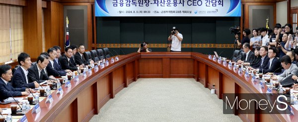 커버드콜 ETF(상장지수펀드) 명칭에서 분배율 수준과 프리미엄 등 표현이 이르면 이달 말 사라진다. 사진은 이복현 금감원장이 지난 8일 서울 영등포구 여의도동 금융투자협회에서 진행된 금융감독원-자산운용사 최고경영자(CEO) 간담회에 참석, 발언하는 모습. /사진=머니S 임한별 기자