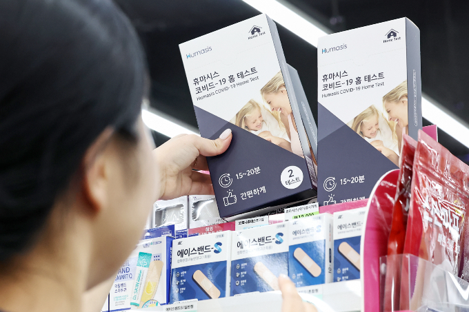 신종 코로나바이러스 감염증(코로나19) 확진자 수 급증으로 자가진단키트 공급이 수요를 따라가지 못하고 있다. 서울 소재 한 편의점에서 직원이 코로나19 자가진단키트를 진열하고 있다. /사진=뉴스1