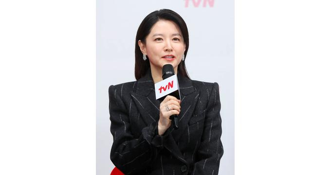 배우 이영애가 지난 13일 일제강제동원피해자지원재단에 1억원을 기부하며 "피해를 당한 분들이 한 분이라도 더 살아 계실 때 보살피는 게 우리의 몫이라고 생각한다"고 전했다. 사진은 이영해가 지난해 12월6일 서울 구로구 라마다 서울 신도림 호텔에서 열린 tvN 새 토일드라마 '마에스트라' 제작발표회에서 인사말을 하는 모습. /사진=뉴시스